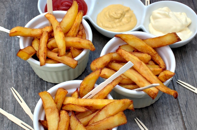 Nahaufnahme von Pommes Frites in Schüsseln auf dem Tisch