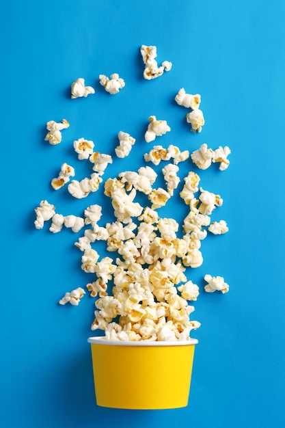 Nahaufnahme von Popcorn vor blauem Hintergrund
