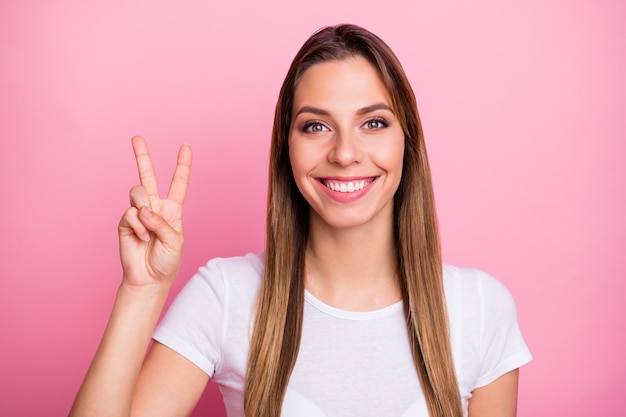 Nahaufnahme von positiven fröhlichen Mädchen haben Frühlingswochenenden machen V-Zeichen fühlen sich zufrieden Emotionen tragen stilvolles Outfit