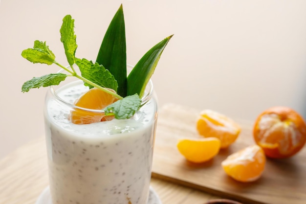 Foto nahaufnahme von pudding aus chia-samen und joghurt oder milch mit clementin