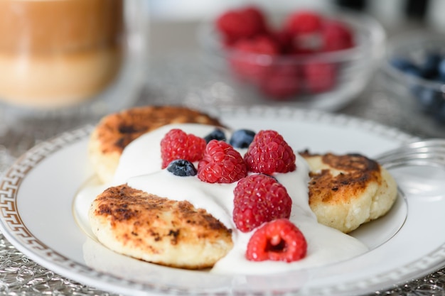 Nahaufnahme von Quarkpfannkuchen mit Heidelbeeren und Himbeeren