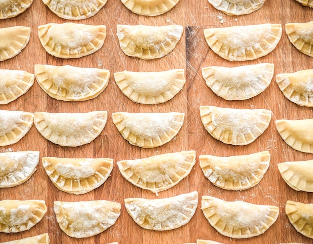 Nahaufnahme von Raviolis auf dem Tisch