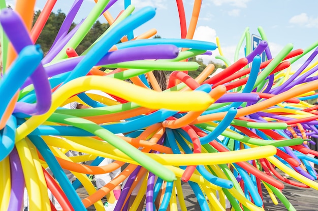 Nahaufnahme von Regenbogenballons auf der Prager Gay-Pride-Parade selektiver Fokus