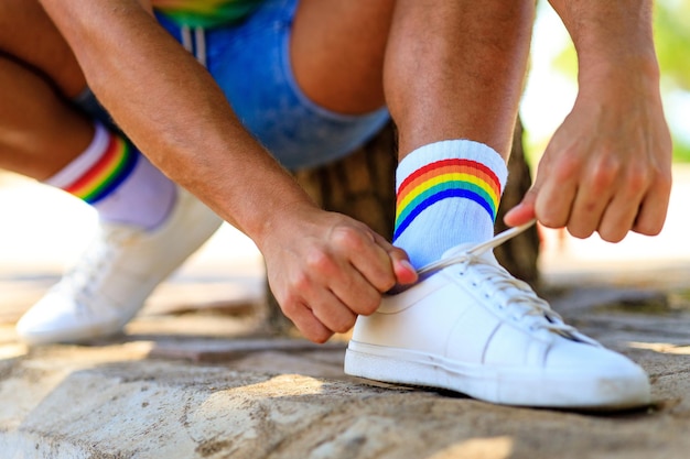 Nahaufnahme von regenbogenweißen Socken und Choes im Freien