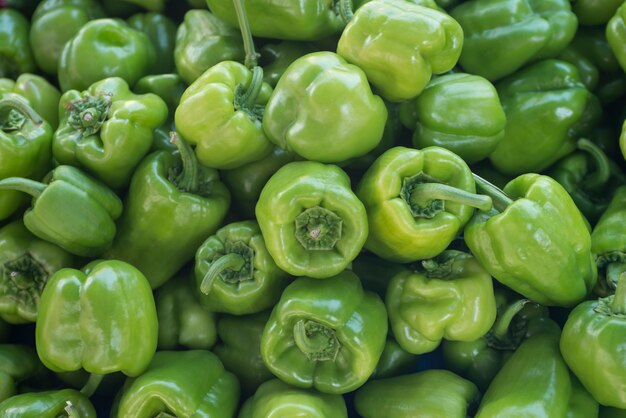 Nahaufnahme von reifen grünen Paprika Haufen