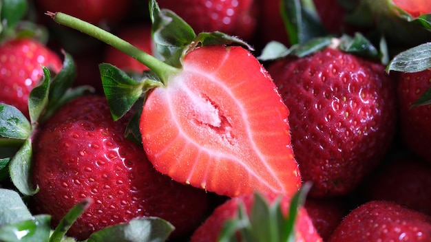 Nahaufnahme von reifen roten frischen Erdbeeren ganz und halbiert Vitamin und saftige Beeren oder