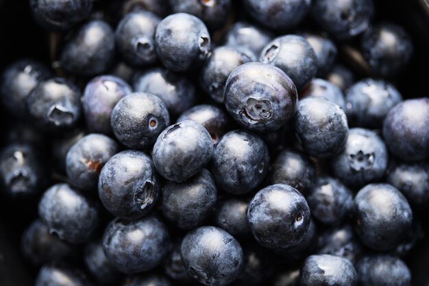 Nahaufnahme von reifen und saftigen frischen ausgewählten Blaubeeren.