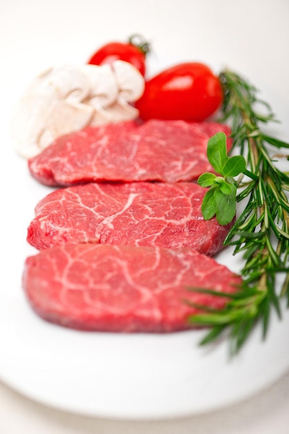Nahaufnahme von Rindfleisch auf einem Teller.