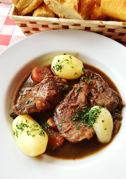 Nahaufnahme von Rindfleisch-Curry mit Kartoffeln auf dem Teller