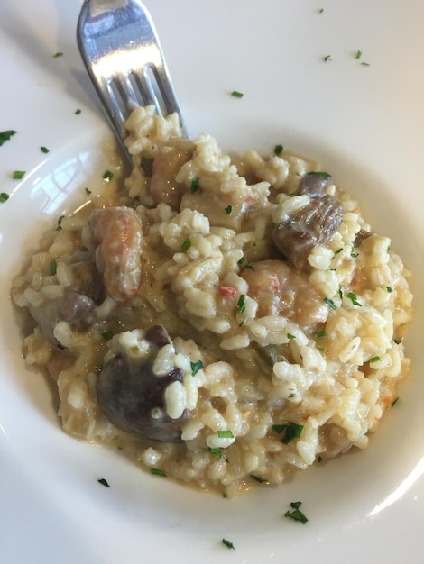 Foto nahaufnahme von risotto, das in einer schüssel serviert wird