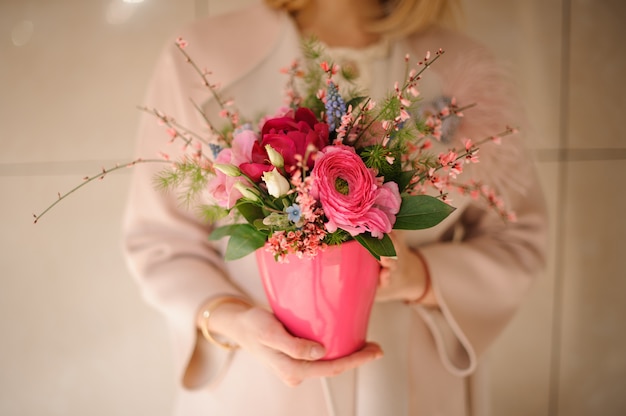 Nahaufnahme von rosa Blumen im Topf