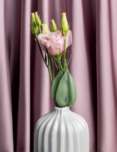 Nahaufnahme von rosa Eustoma-Blumen in einer Keramikvase auf textilem Hintergrund Blumenkomposition Innendekoration