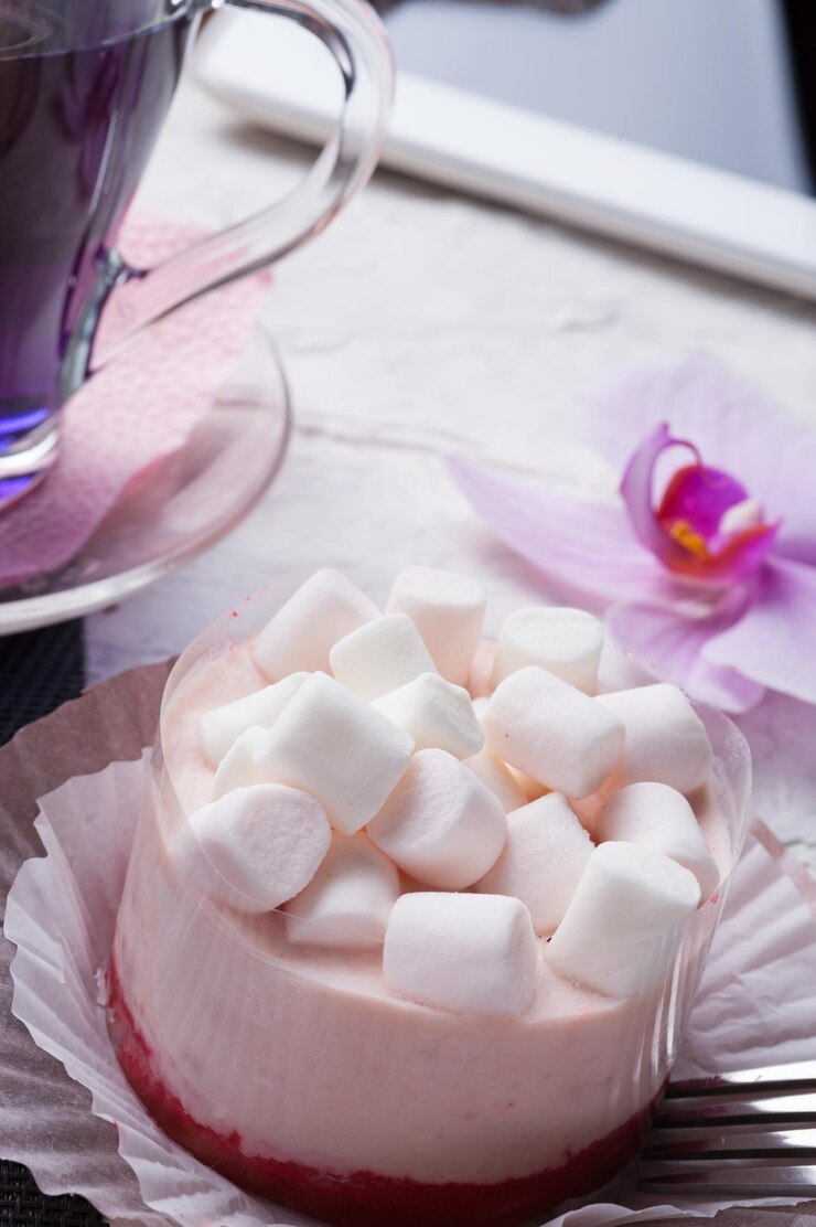 Foto nahaufnahme von rosa kuchen auf dem tisch