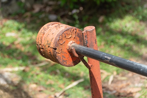 Nahaufnahme von rostigem Metall auf dem Feld