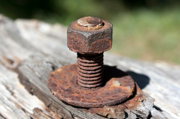 Foto nahaufnahme von rostigem metall auf holz