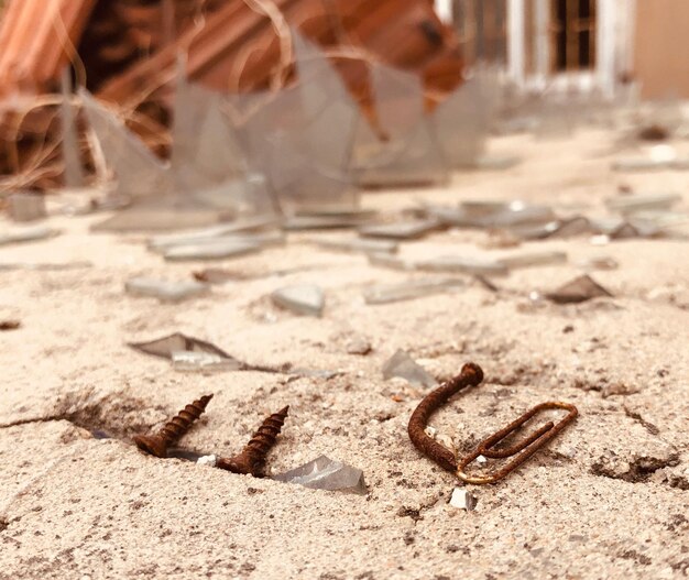 Foto nahaufnahme von rostigem metall auf sand