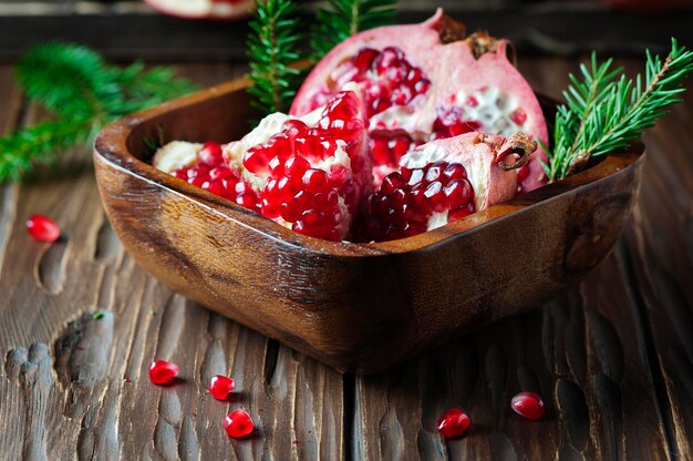 Nahaufnahme von roten Beeren auf dem Tisch