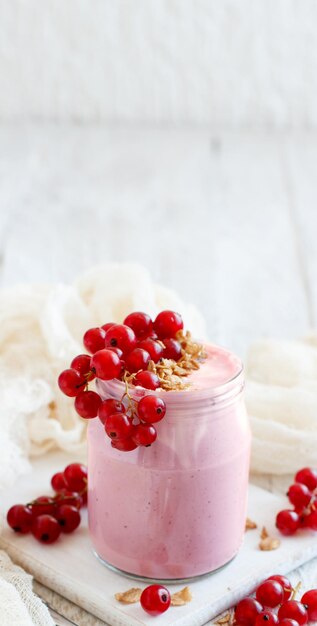 Nahaufnahme von roten Beeren auf dem Tisch