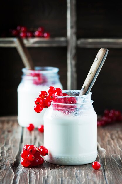 Foto nahaufnahme von roten beeren auf dem tisch