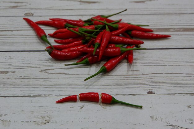 Foto nahaufnahme von roten chilischoten auf dem tisch