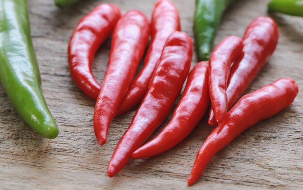 Foto nahaufnahme von roten chilischoten auf dem tisch