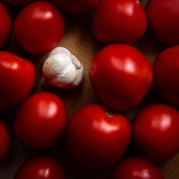 Nahaufnahme von roten Tomaten und einem Knoblauch