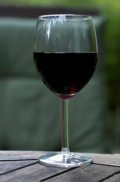 Nahaufnahme von Rotwein im Glas auf dem Tisch