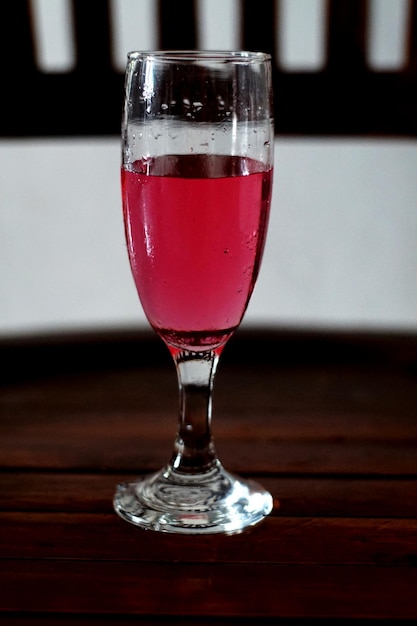 Foto nahaufnahme von rotwein im glas auf dem tisch