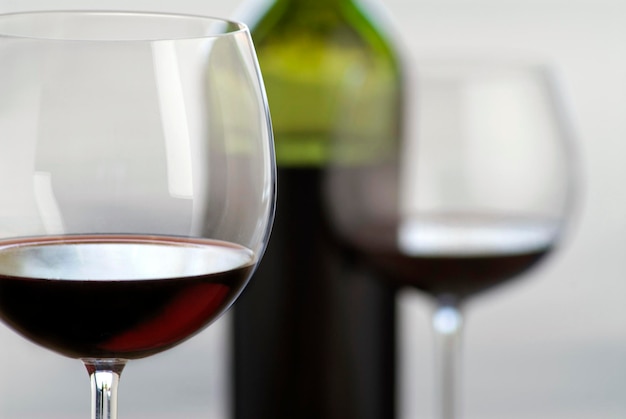 Nahaufnahme von Rotwein in Gläsern und Flaschen