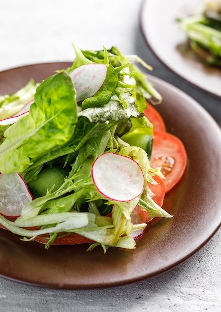 Nahaufnahme von Salat auf einem Teller