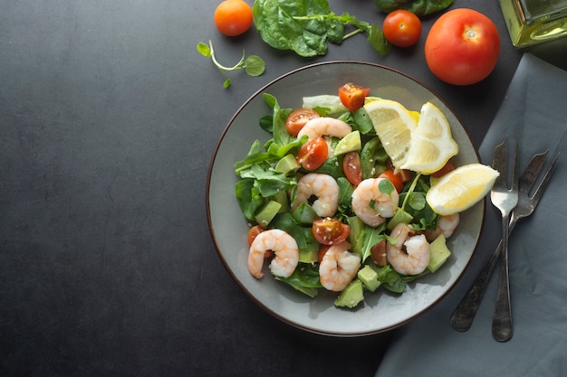 Nahaufnahme von Salat mit Avocado und Garnelen