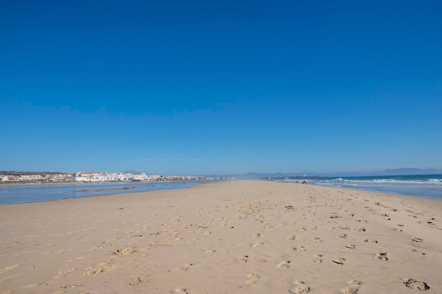 Nahaufnahme von Sand am Strand und blauem Sommerhimmel. Panoramische Strandlandschaft. Leerer tropischer Strand.