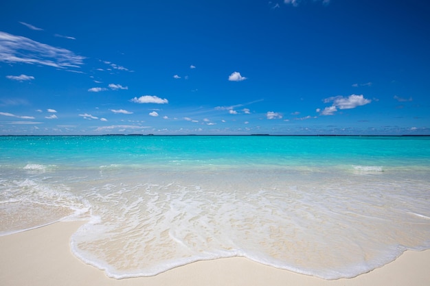 Nahaufnahme von Sand am Strand und blauem Sommerhimmel. Panoramische Strandlandschaft. Leeres tropisches Strandmeer