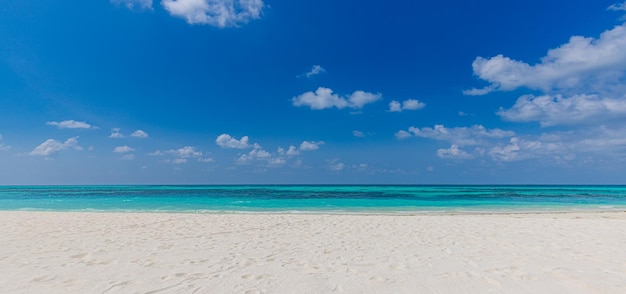 Nahaufnahme von Sand am Strand und blauem Sommerhimmel. Panoramische Strandlandschaft. Leeres tropisches Strandmeer