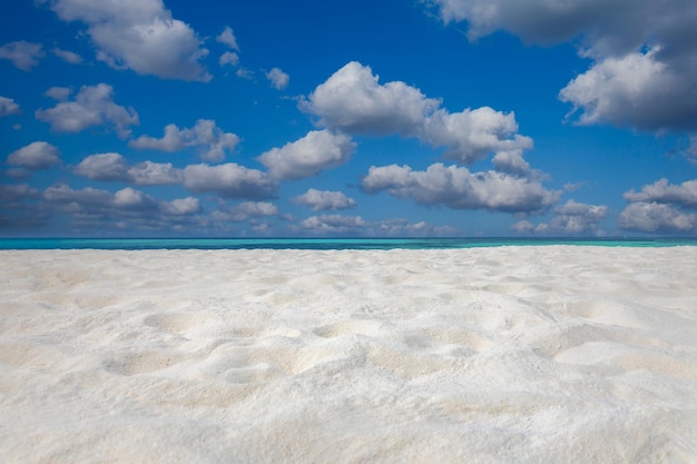 Nahaufnahme von Sand am Strand und blauer Sommerhimmel Panorama-Strandlandschaft Leerer tropischer Strand szenisch
