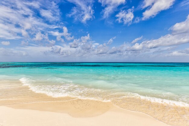 Nahaufnahme von Sandstrand, Meereswellen und blauem Sommerhimmel Panorama-Strandlandschaft Leere tropische Küste