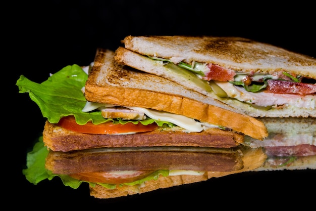 Foto nahaufnahme von sandwich und brot vor schwarzem hintergrund