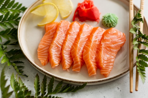 Nahaufnahme von Sashimi - traditionelles japanisches Sushi auf einem Teller auf dem Tisch.