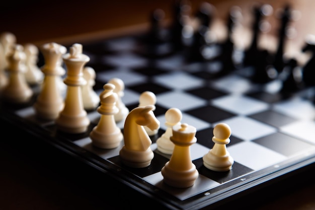 Nahaufnahme von Schachfiguren auf Schachbrett. Fokus auswählen. Entscheidungen treffen. Ziele erreichen. Zusammenarbeit