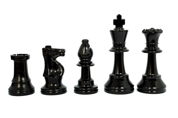 Nahaufnahme von Schachfiguren auf weißem Hintergrund