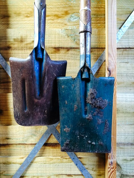 Foto nahaufnahme von schaufeln gegen eine holzwand