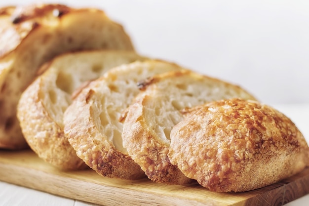 Nahaufnahme von Scheiben Weizenbrot an Bord selektiver Fokus