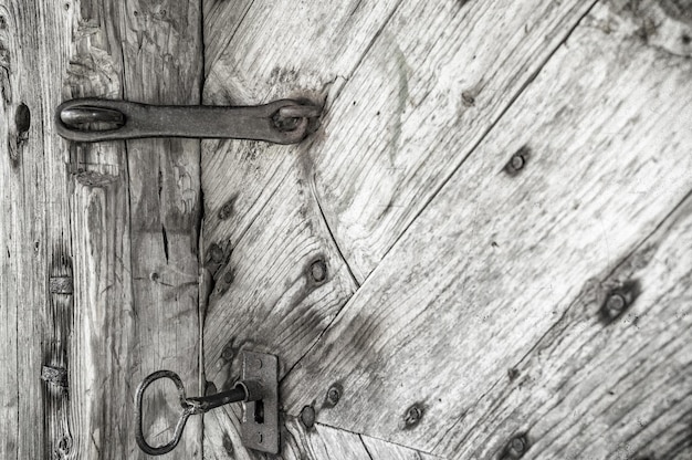 Foto nahaufnahme von schloss und schlüssel an einer alten holztür