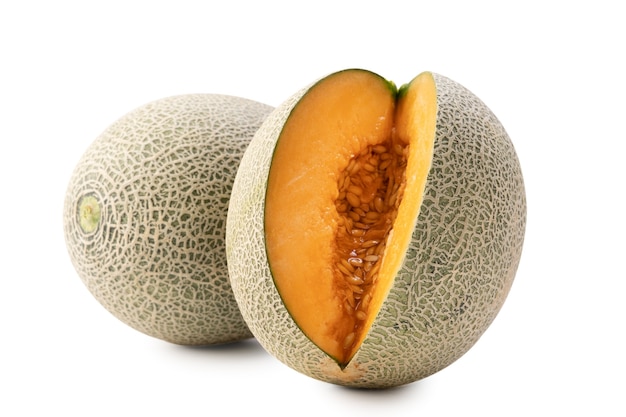 Nahaufnahme von schönen leckeren geschnittenen saftigen Cantaloupe-Melone, Moschusmelone, Rock-Melone isoliert auf weißem Hintergrund.