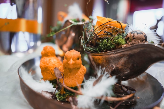 Nahaufnahme von schönen Osterweidenzweigen mit hängenden bunten Ostereier