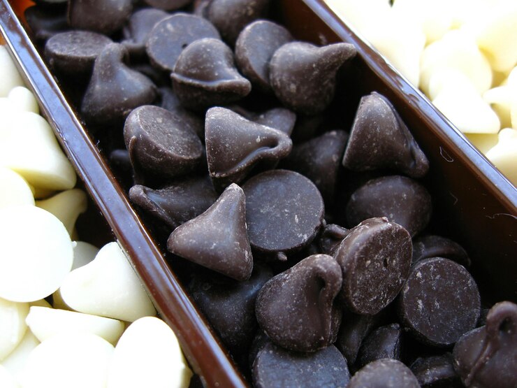 Foto nahaufnahme von schokoladenchips im behälter
