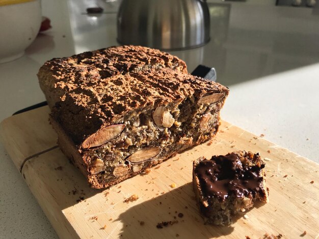 Foto nahaufnahme von schokoladenkuchen auf dem tisch