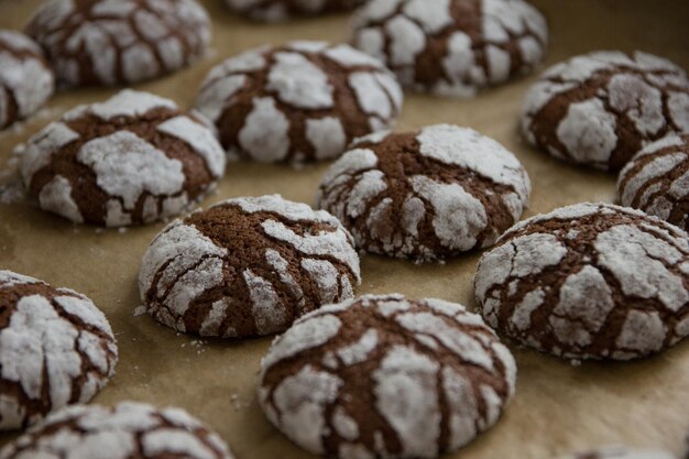 Nahaufnahme von Schokoladenkuchen auf dem Tisch