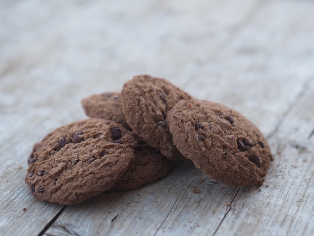 Nahaufnahme von Schokoladenkuchen auf dem Tisch