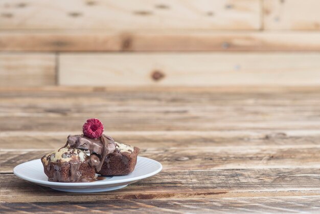 Nahaufnahme von Schokoladenkuchen auf dem Tisch